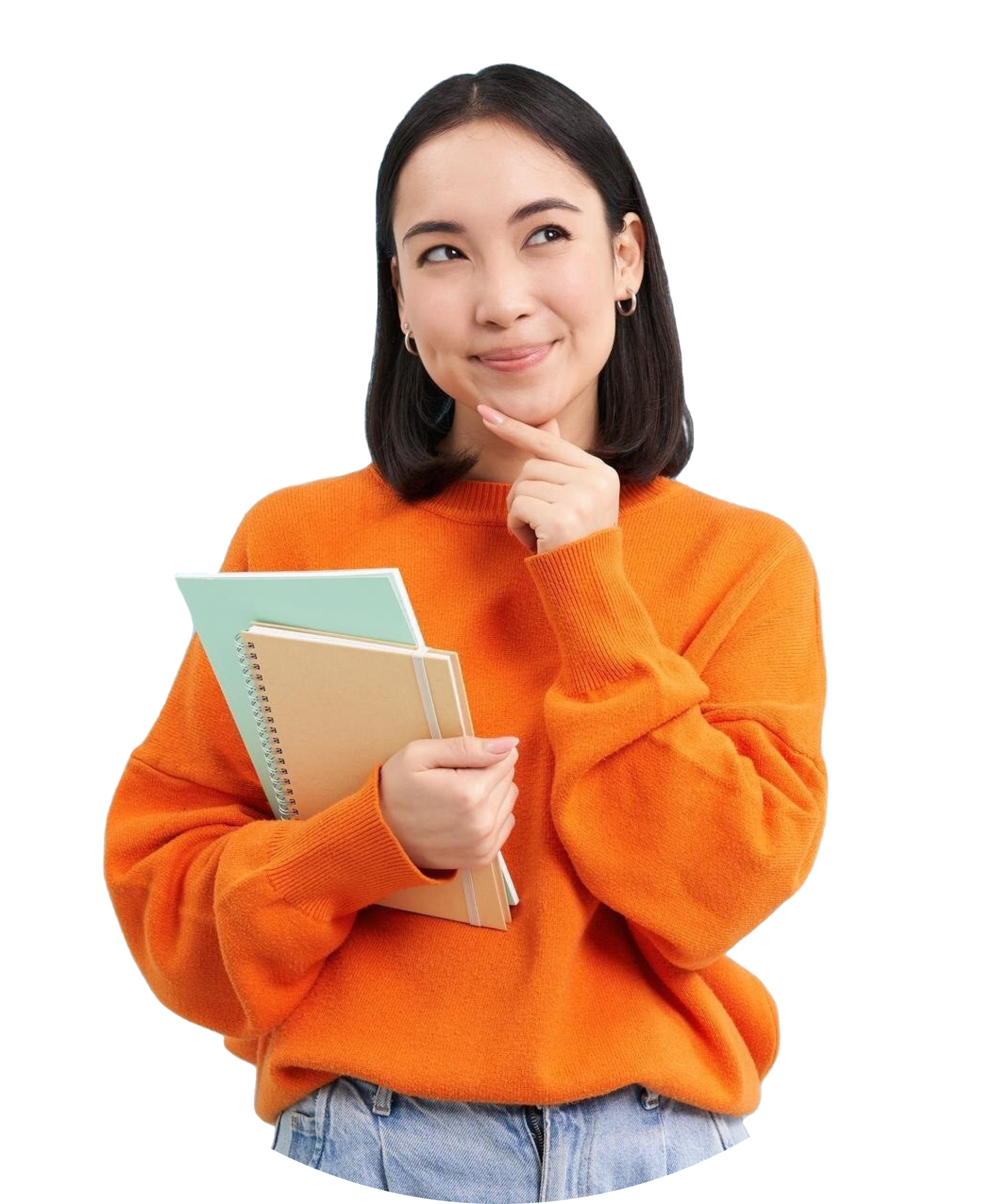 Молодая женщина работает удаленно за компьютером